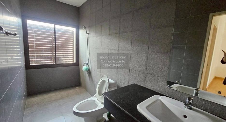 For sale 3 bedrooms townhouse in Huai Khwang, Bangkok