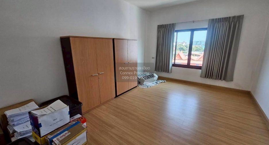 For sale 3 bedrooms townhouse in Huai Khwang, Bangkok