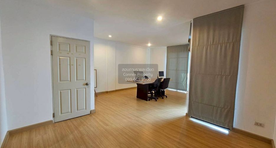 For sale 3 bedrooms townhouse in Huai Khwang, Bangkok