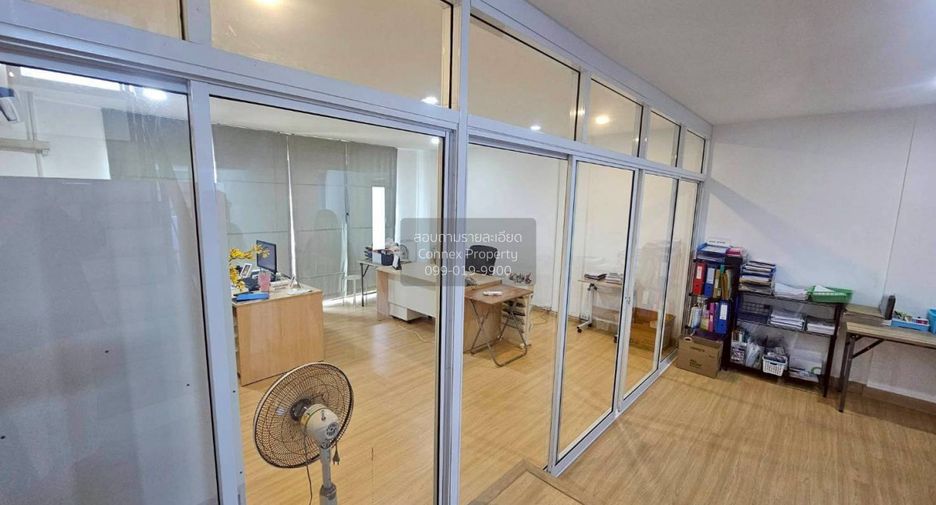For sale 3 bedrooms townhouse in Huai Khwang, Bangkok