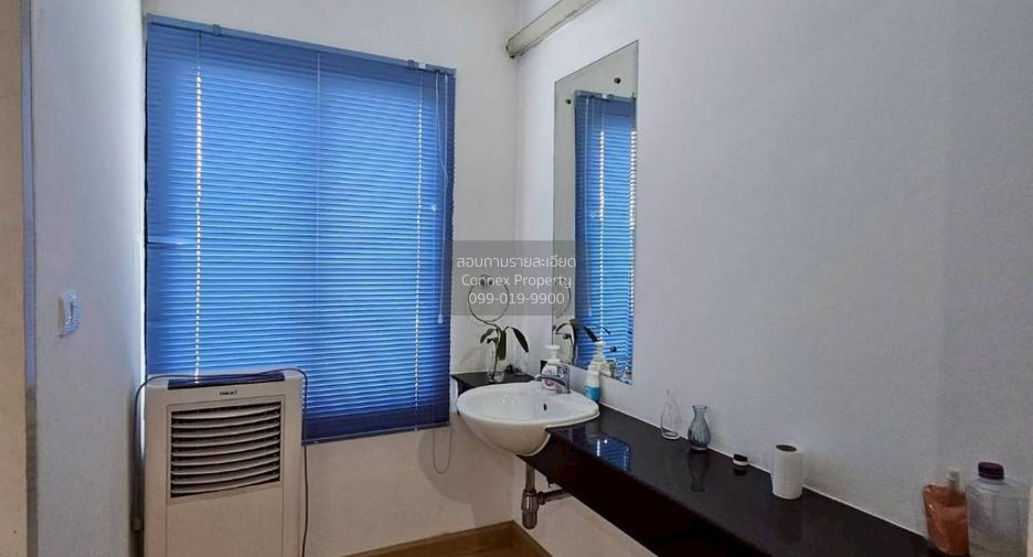 For sale 3 bedrooms townhouse in Huai Khwang, Bangkok
