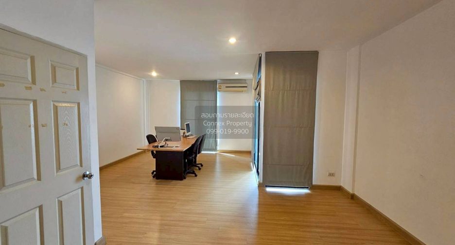 For sale 3 bedrooms townhouse in Huai Khwang, Bangkok