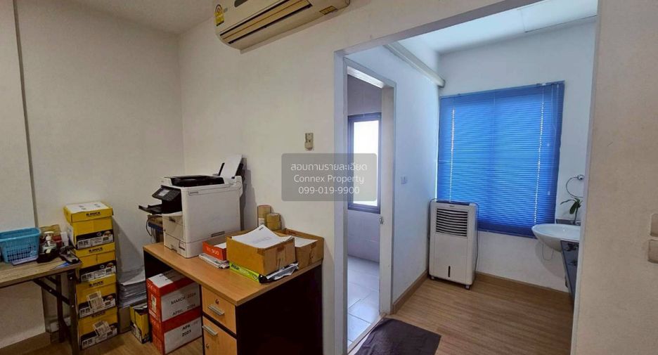 For sale 3 bedrooms townhouse in Huai Khwang, Bangkok