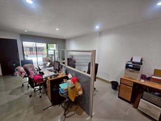 For sale 3 bedrooms townhouse in Huai Khwang, Bangkok