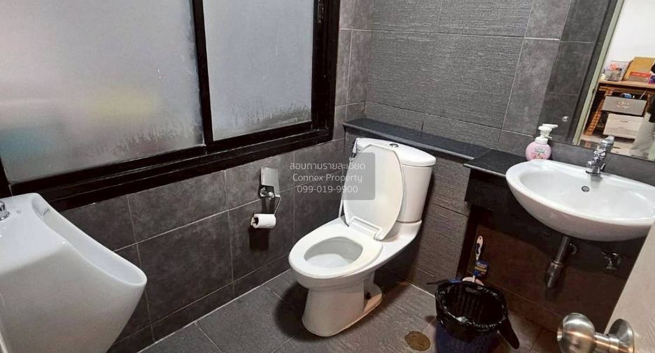 For sale 3 bedrooms townhouse in Huai Khwang, Bangkok