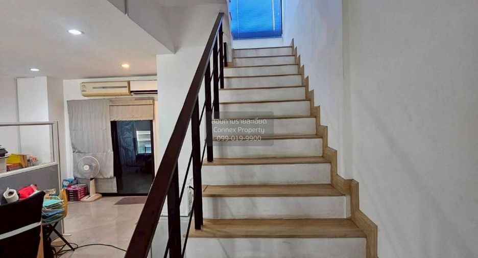 For sale 3 bedrooms townhouse in Huai Khwang, Bangkok