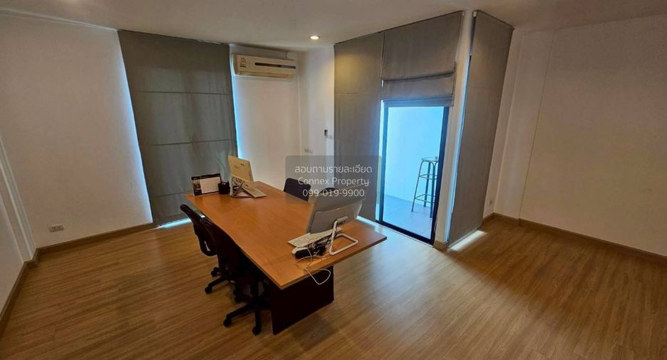 For sale 3 bedrooms townhouse in Huai Khwang, Bangkok