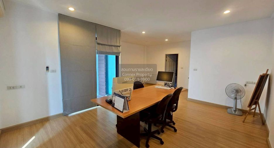 For sale 3 bedrooms townhouse in Huai Khwang, Bangkok