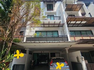 For sale 3 bedrooms townhouse in Huai Khwang, Bangkok