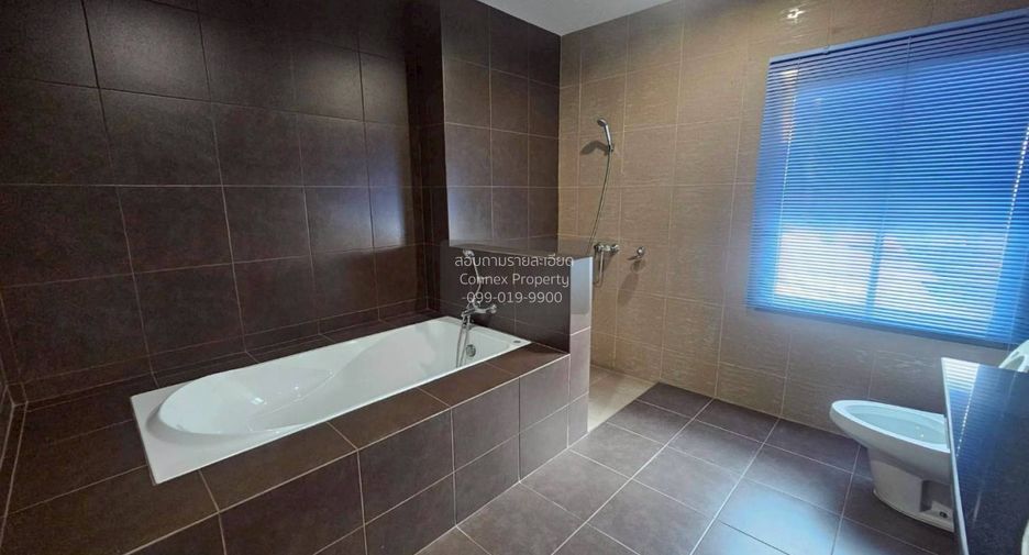 For sale 3 bedrooms townhouse in Huai Khwang, Bangkok