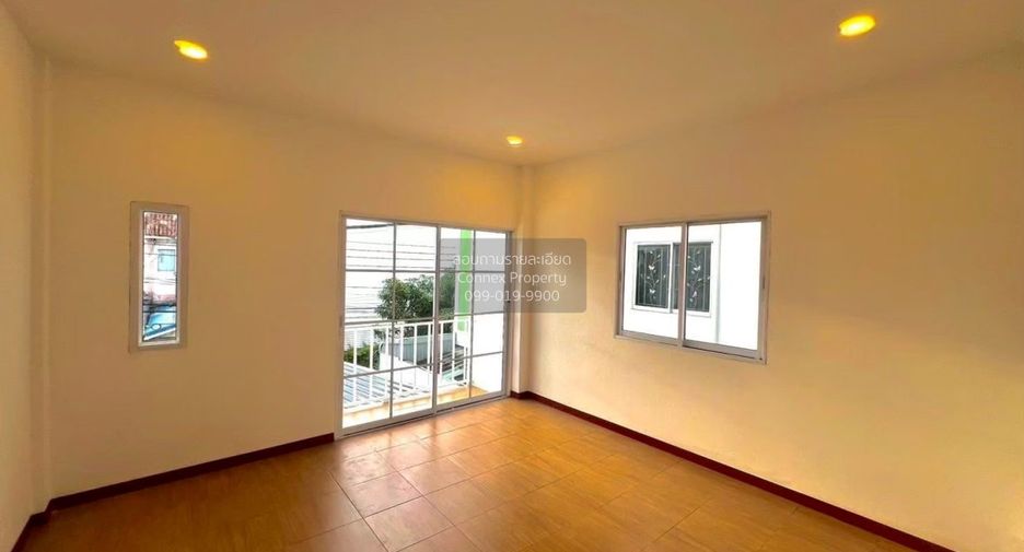 For sale 2 bedrooms townhouse in Mueang Samut Prakan, Samut Prakan