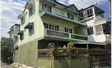 Reihenhaus zum Kauf mit 6 Zimmer in Thung Khru, Bangkok