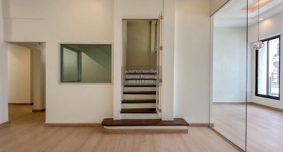 For sale 4 bedrooms townhouse in Wang Thonglang, Bangkok