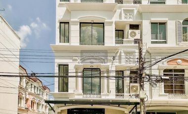 For sale 4 bedrooms townhouse in Wang Thonglang, Bangkok