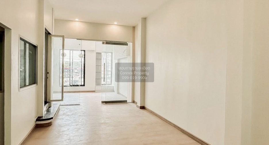 For sale 4 bedrooms townhouse in Wang Thonglang, Bangkok