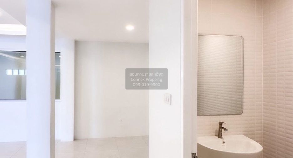 For sale 4 bedrooms townhouse in Wang Thonglang, Bangkok