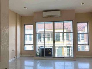 À vendre 3 chambres maison de ville à Lat Phrao, Bangkok