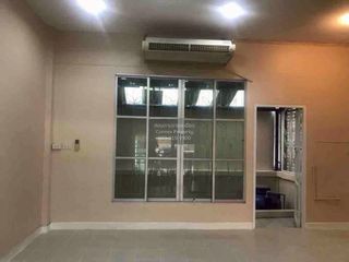 À vendre 3 chambres maison de ville à Lat Phrao, Bangkok