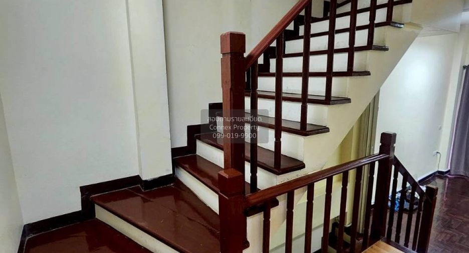 For sale 3 bedrooms townhouse in Wang Thonglang, Bangkok