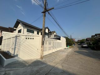 For sale 5 bedrooms house in Mueang Samut Prakan, Samut Prakan