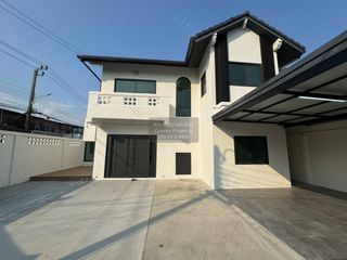 For sale 5 bedrooms house in Mueang Samut Prakan, Samut Prakan