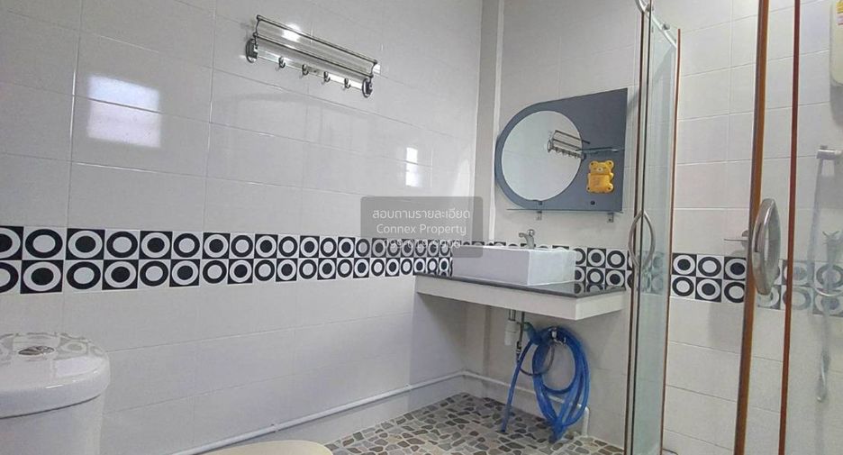 For rent 4 bedrooms townhouse in Watthana, Bangkok