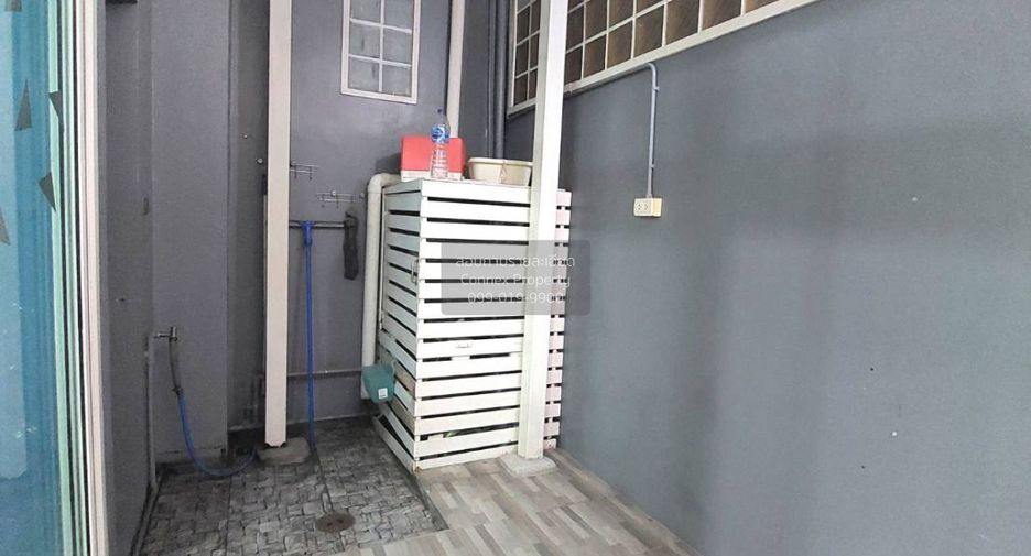 For rent 4 bedrooms townhouse in Watthana, Bangkok