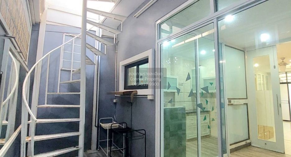 For rent 4 bedrooms townhouse in Watthana, Bangkok