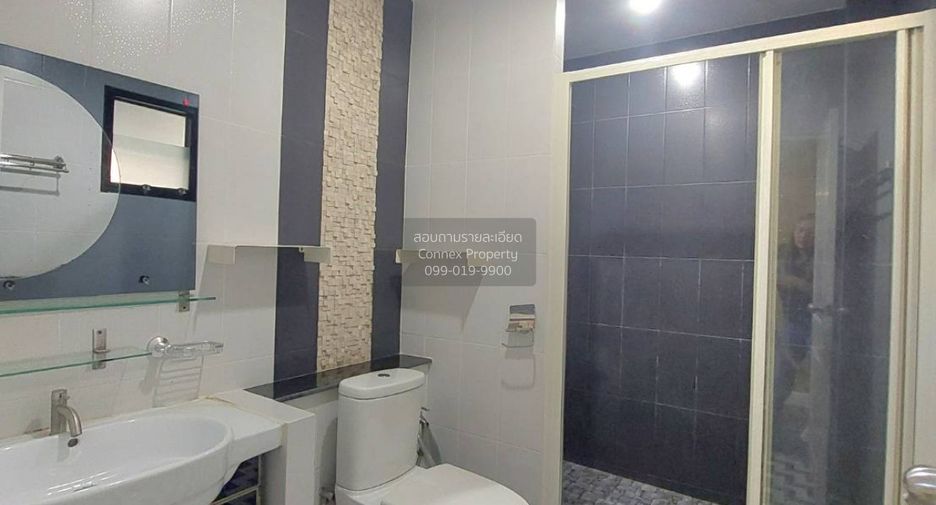 For rent 4 bedrooms townhouse in Watthana, Bangkok
