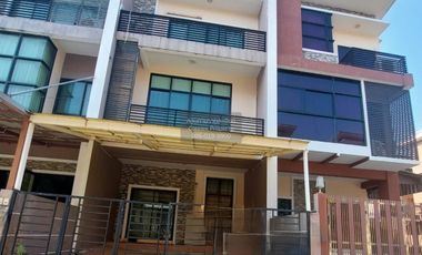 For rent 4 bedrooms townhouse in Watthana, Bangkok