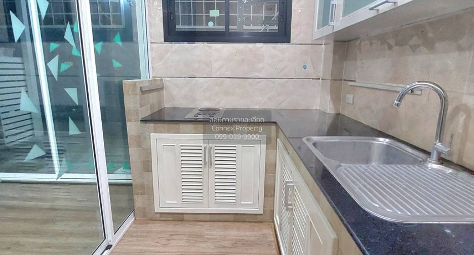 For rent 4 bedrooms townhouse in Watthana, Bangkok