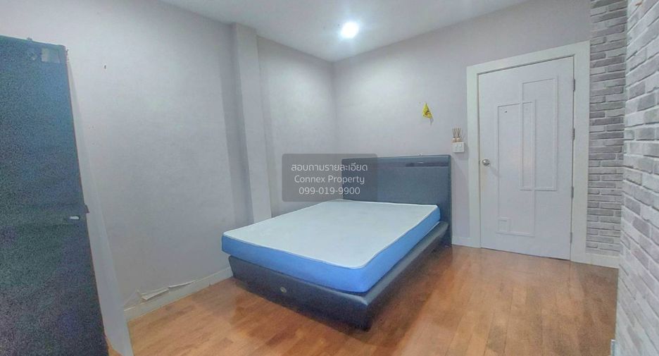 For rent 4 bedrooms townhouse in Watthana, Bangkok