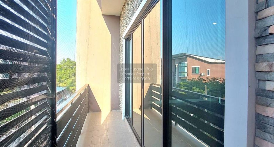 For rent 4 bedrooms townhouse in Watthana, Bangkok