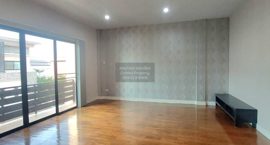 For rent 4 bedrooms townhouse in Watthana, Bangkok