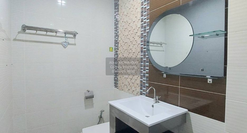 For rent 4 bedrooms townhouse in Watthana, Bangkok