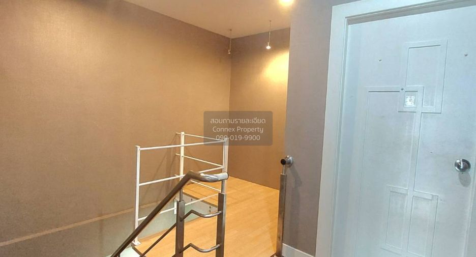 For rent 4 bedrooms townhouse in Watthana, Bangkok