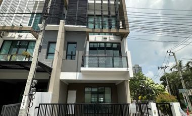 出租 3 卧室 联排别墅 在 Khlong Toei, 曼谷