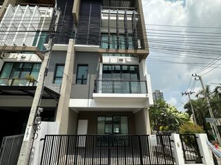 À louer 3 chambres maison de ville à Khlong Toei, Bangkok