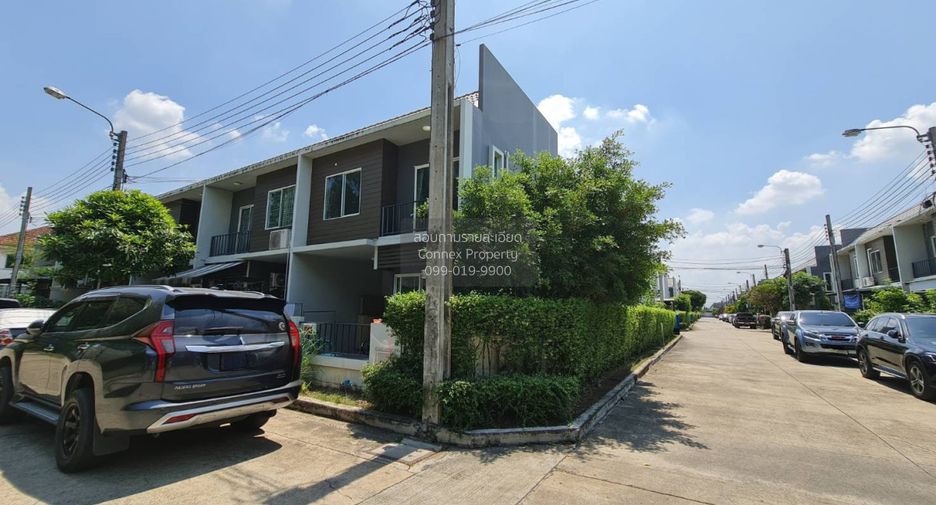 For rent 3 bedrooms townhouse in Khlong Sam Wa, Bangkok