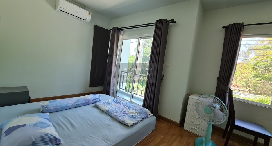 For rent 3 bedrooms townhouse in Khlong Sam Wa, Bangkok
