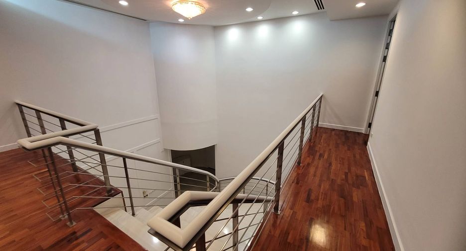 For rent 4 bedrooms condo in Khlong Toei, Bangkok