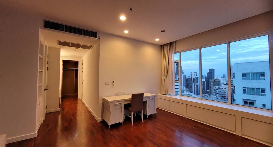 For rent 4 bedrooms condo in Khlong Toei, Bangkok