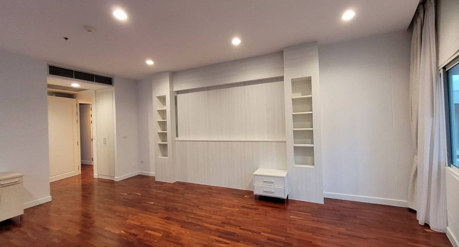 For rent 4 bedrooms condo in Khlong Toei, Bangkok