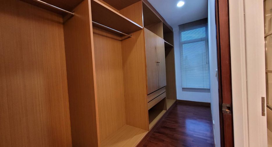 For rent 4 bedrooms condo in Khlong Toei, Bangkok