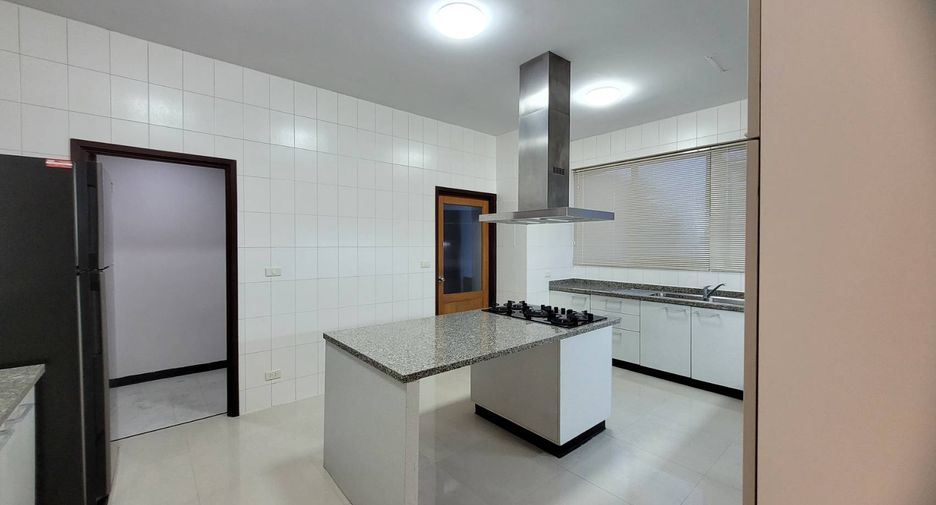 For rent 4 bedrooms condo in Khlong Toei, Bangkok