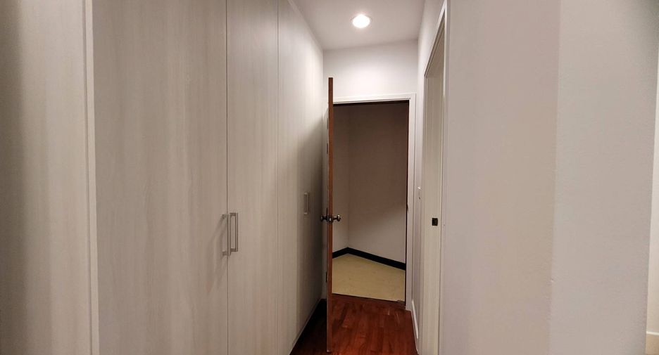 For rent 4 bedrooms condo in Khlong Toei, Bangkok