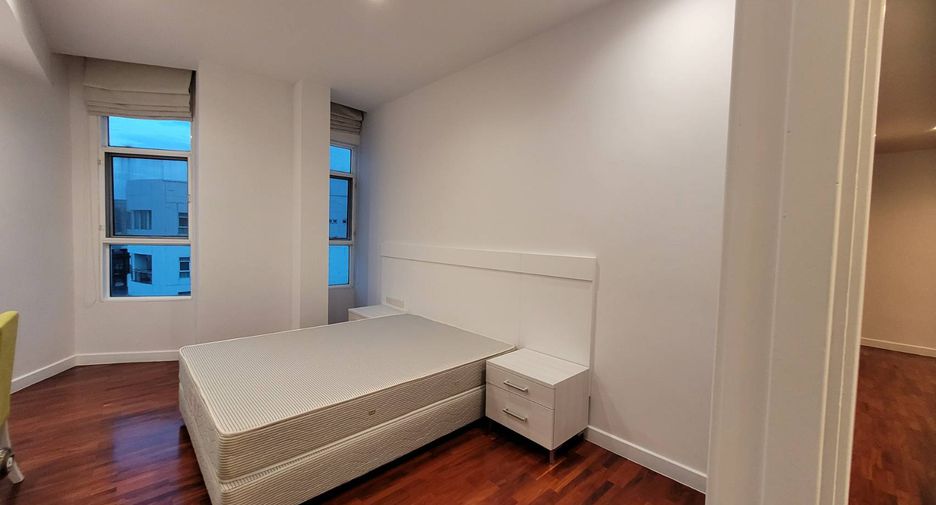For rent 4 bedrooms condo in Khlong Toei, Bangkok