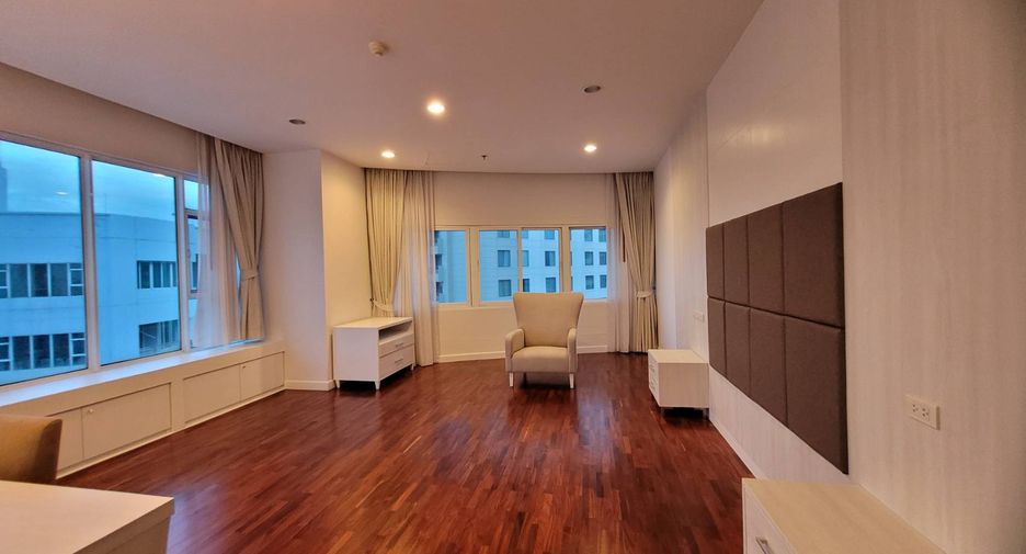 For rent 4 bedrooms condo in Khlong Toei, Bangkok