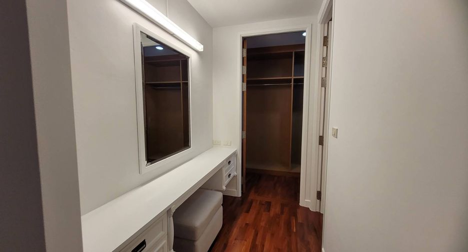 For rent 4 bedrooms condo in Khlong Toei, Bangkok