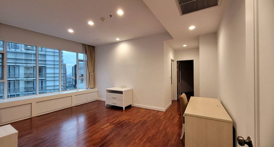 For rent 4 bedrooms condo in Khlong Toei, Bangkok